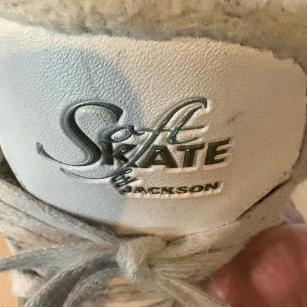 Soft Skate by Jackson Mark 1 White Figure Skates, 12J (12 Junior) Blade is 7 1/3 - Picture 4 of 16